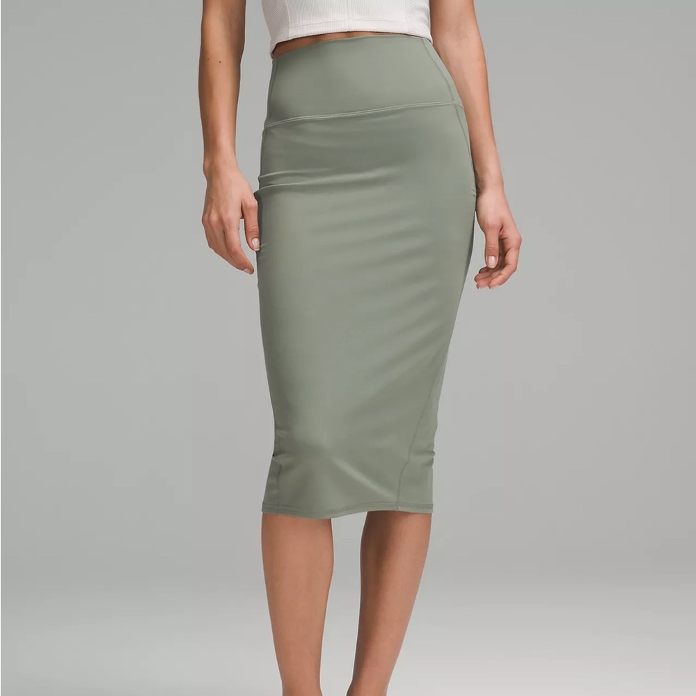 LULULEMON Nulu Slim-Fit High-Rise Skirt (Size 6)
